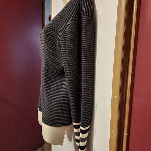 Liz claiborne M Black and grey VGC Arm pit to pit 20 in Length 23 - Picture 3 of 4